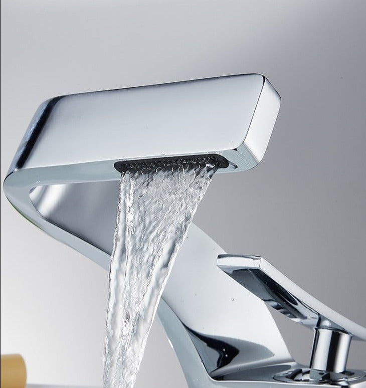 SIngle hole modern curved faucet in chrome finish